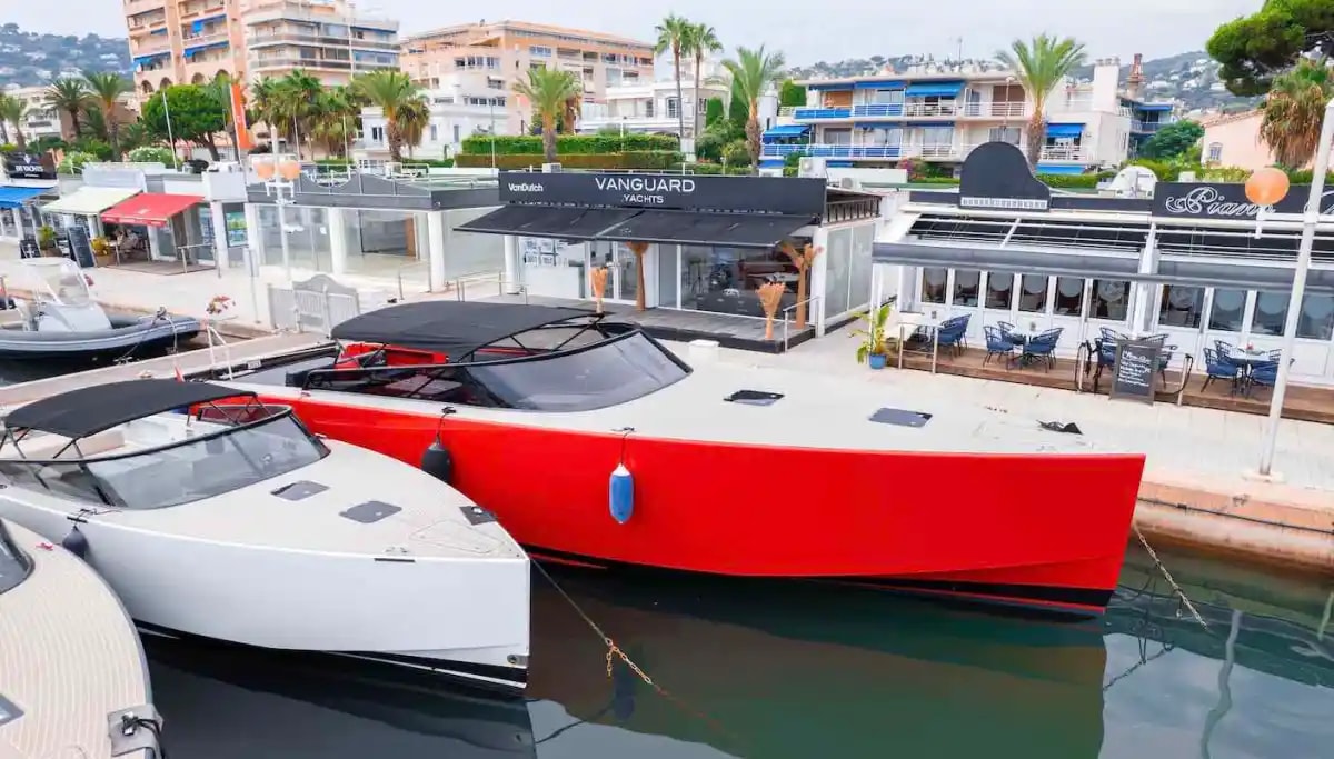 VanDutch 55 Balmar interior lounge